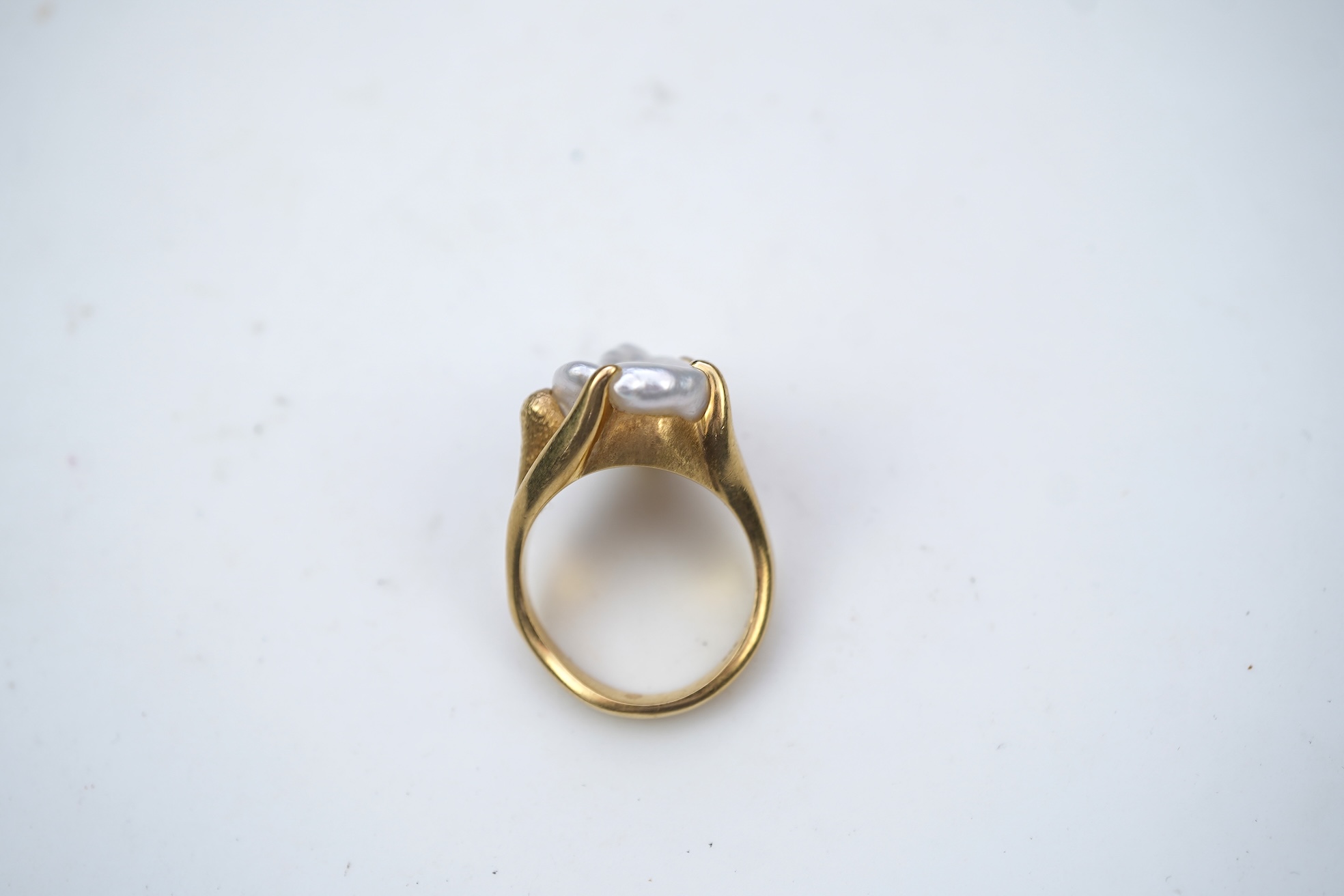 A gold and pearl ring
